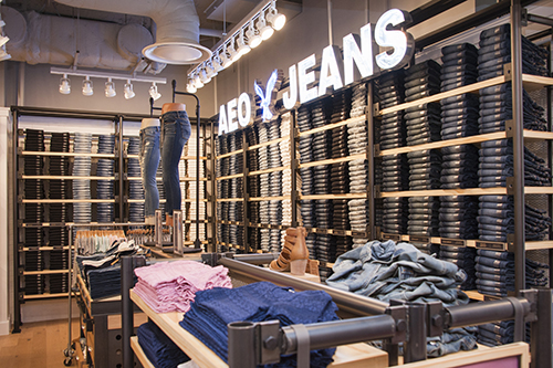 미국을 대표하는 캐주얼 브랜드 '아메리칸 이글'이 명동 영플라자에 한국 1호 매장을 오픈한 실내전경